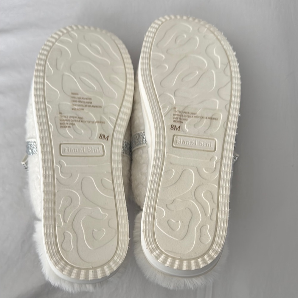 Slippers NWT - Picture 2 of 2